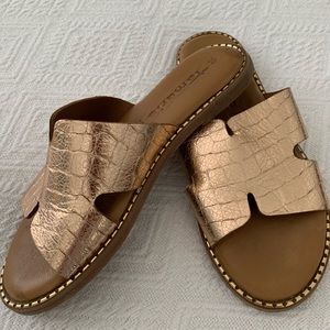 Tamaris Rose Metallic embossed slides